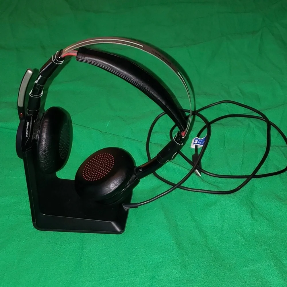 Poly Voyager Focus Bluetooth Headset for PC Cell phone+ Charge Stand Plantronics